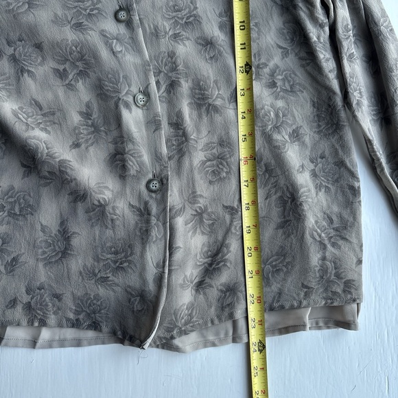 Vintage 90s Silk Liz Claiborne Neutral Floral Button-Up Blouse Petite 8 - Picture 7 of 9